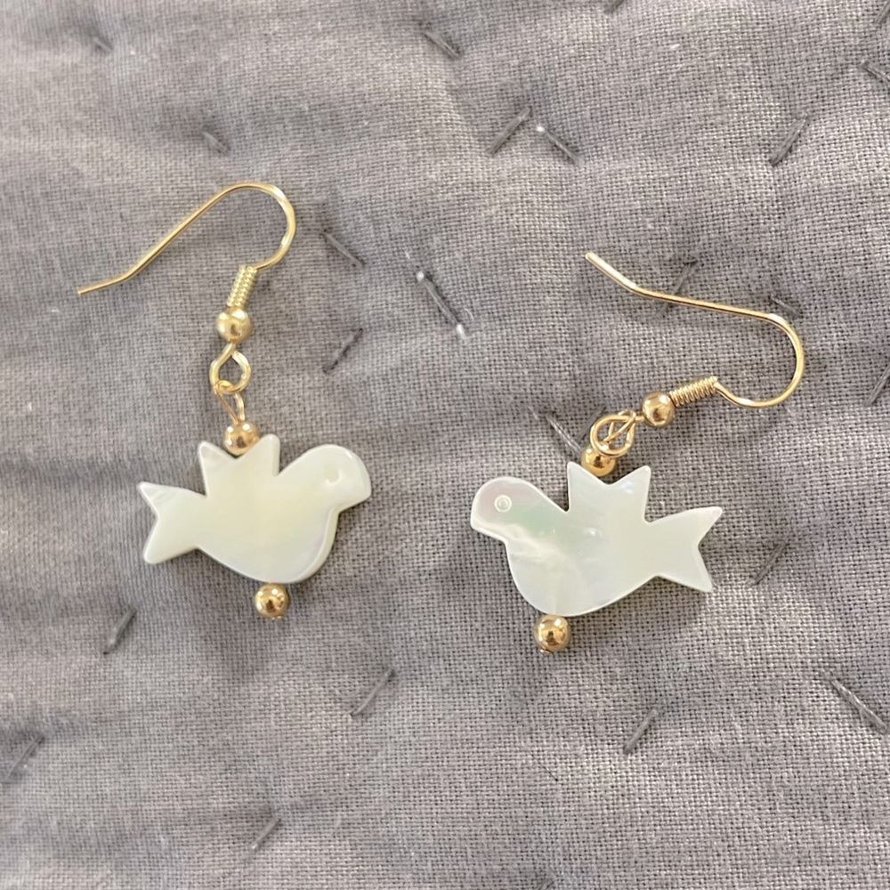 White shell bridal dove earrings gold tone hardware pierced costume jewelry
